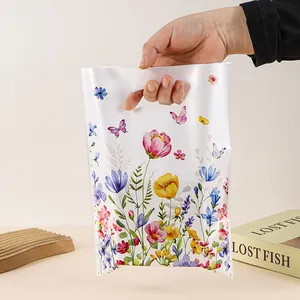 Bolsa de regalo de película perlada con estampado floral, mariposas y asa troquelada