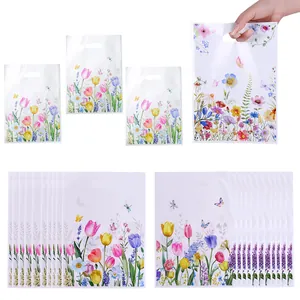 Set plastic geschenkzakjes met kleurrijke tulpen en wilde bloemen patronen