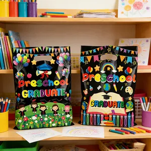 Kleurrijke cadeauzakjes voor kleuterdiplomafeestjes met tekenfilmpatronen en handvat