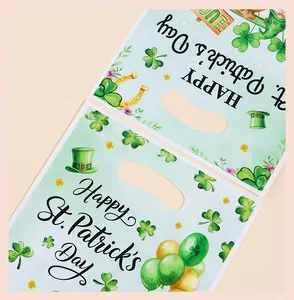 Detailansicht der St. Patrick's Day Geschenktüten mit grünem Kleeblatt-Muster und Griffen