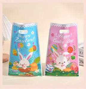 Primer plano de bolsas de regalo de Pascua rosa y azul con lindos dibujos de conejos.