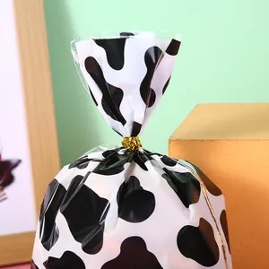 Sachet de friandises OPP à motif vache avec attache dorée pour bonbons
