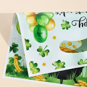 St. Patrick's Day Geschenktüte aus Perlmuttfolie mit festlichen Kleeblatt- und Goldmünzenmustern