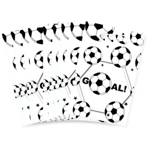 Primer plano de bolsas de regalo de fútbol con patrones de balones negros y texto Goal