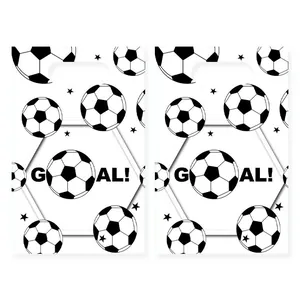 Primer plano de bolsas de fiesta blancas con temática de fútbol y texto de GOAL