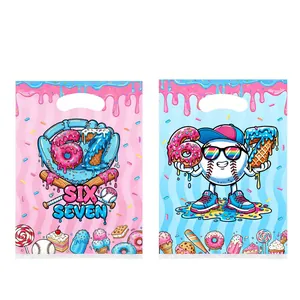Detail van verjaardagscadeauzakjes met honkbal- en donutpatronen in blauw en roze
