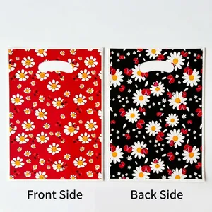 Vista detallada de bolsas de regalo de plástico con margaritas y mariquitas en rojo.