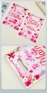 Detalle de bolsas de regalo rosas para el Día de la Madre con texto en español y rosas.