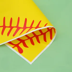 Bolsa de regalo deportiva amarilla con motivo de sófbol y acabado de película perlada
