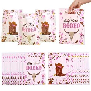 Pinke Western-Cowboy-Geschenktüten mit My First Rodeo Aufdruck und Cowboy-Stiefel-Motiv