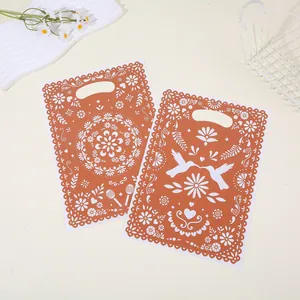 Decoratieve oranje geschenkzakjes met bloempatronen voor feesten en snoepjes.