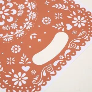 Oranje parelmoer folie geschenktas met elegante witte bloemmotieven papier-stijl