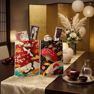 Japanische Geschenktüten mit Kranich- und Kirschblütenmotiven in häuslicher Umgebung