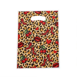 Bolsa de regalo con estampado de leopardo y diseños de tacones y labios rojos fiesta
