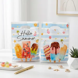 Primo piano di sacchetti regalo Hello Summer con ghiaccioli e strisce blu estive
