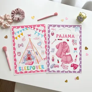 Détail des sacs cadeaux roses et violets pour soirées pyjama avec illustrations