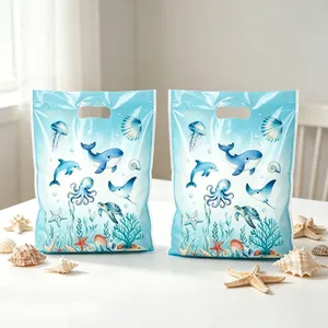 Dettaglio di due sacchetti regalo blu a tema oceano con stampe di creature marine