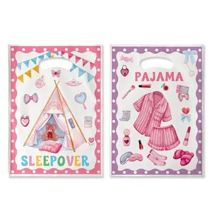 Sacs cadeaux pyjama party avec imprimés aquarelles de pyjamas rayés et de tentes