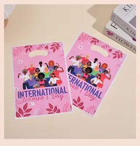 Detalle de bolsas de regalo rosas de película perlada para el Día de la Mujer