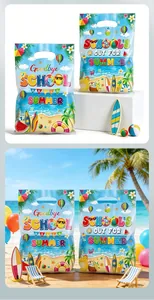 Kleurrijke plastic zomervakantie cadeauzakjes met diverse strandthema prints erop