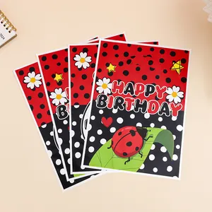 Leuke plastic verjaardagscadeauzakjes met lieveheersbeestjes-thema en uitgestanste handvatten