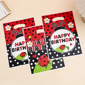 Feestelijke plastic cadeautasjes met lieveheersbeestje-thema voor verjaardagsfeestjes