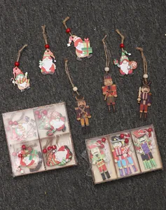 Colección de adornos navideños de madera con gnomos y cascanueces en caja de madera