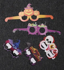 Dettaglio di quattro diversi occhiali in carta a tema Halloween per foto di festa