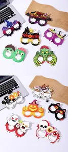 Vista dettagliata di varie montature di occhiali in carta a tema festivo per Halloween.