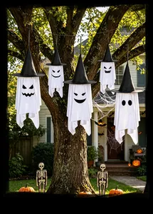 Gedetailleerde buitenscène van hangende Halloween spookdecoraties met heksenhoeden aan boom