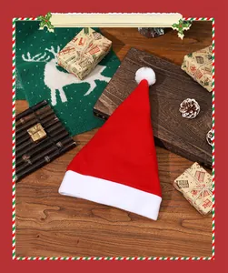Detaillierte Flachbildaufnahme einer roten Nikolausmütze mit festlichen Geschenken.