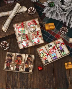 Juego de 12 hermosos adornos navideños de madera para el árbol con gnomos y cascanueces.
