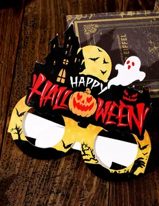 Dettaglio occhiali di carta Halloween con zucca e castello per accessori festa