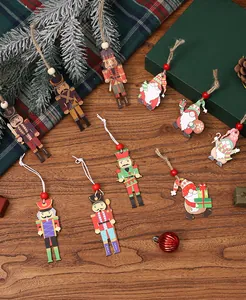 Variedad de adornos navideños de madera de Cascanueces y Gnomos en una mesa