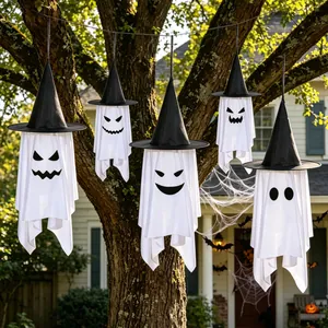 Halloween hangende spookdecoraties met heksenhoeden voor feestelijke tuinversiering