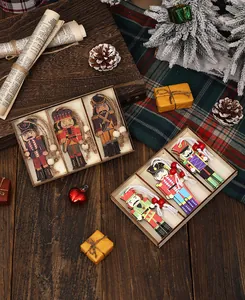 Vista detallada de seis adornos navideños de Cascanueces de madera en cajas de regalo