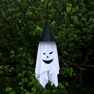 Hangende Halloween spook decoratie met zwarte heksenhoed voor buiten in de tuin decor.