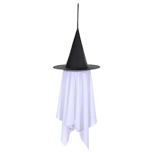 Halloween hangende spookdecoratie met een zwarte heksenhoed en witte stoffen sluier