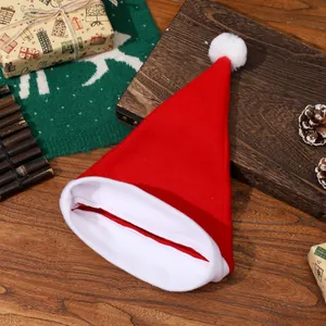 Klassische rot-weiße Weihnachtsmütze für Erwachsene auf einem festlichen Holzhintergrund