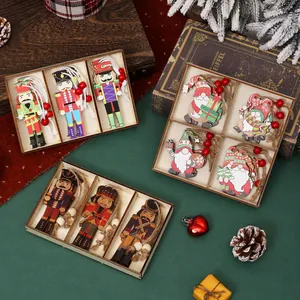 Juego de adornos navideños de madera con cascanueces y gnomos en caja de regalo