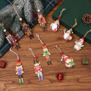 Set de adornos navideños de madera con cascanueces y gnomos de colores para el árbol.