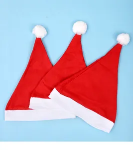 Tre cappelli di Babbo Natale in morbido peluche corto rosso e bianco per la festa