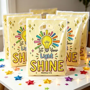 Sacs cadeaux de fête jaunes avec motif d'ampoule et texte Let Your Light Shine