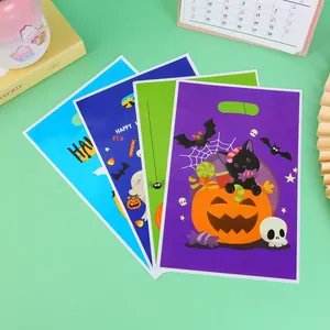 Vivaci sacchetti regalo di Halloween con stampe di fantasmi e zucche per dolciumi