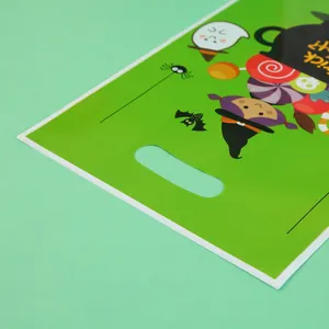 Sacchetto regalo verde per Halloween con stampe di fantasmi e streghe per caramelle