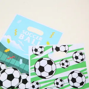 Sacchetti regalo a tema calcio con grafica di stadio e pallone e manici fustellati