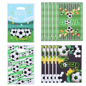 Set di quattro vivaci sacchetti regalo in plastica a tema calcio per feste sportive