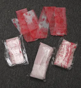 Bloederige gaasstrips voor Halloween met realistisch rood bloedvlek-effect in detail