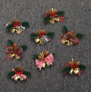 Lot de cloches de Noël festives ornées de pommes de pin baies rouges et nœuds écossais