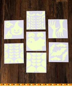 Lot de sept autocollants muraux d'Halloween lumineux avec des motifs de fantômes et chauves-souris